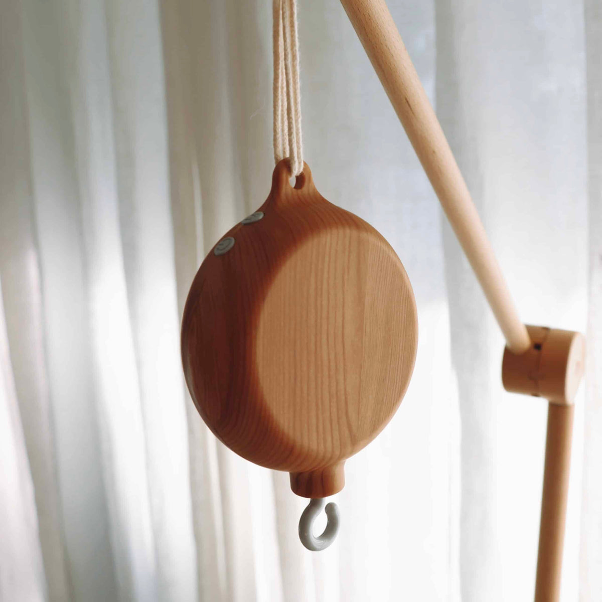 Boîtier musical en bois universel pour mobile de bébé, de forme ronde. (vendu séparément)