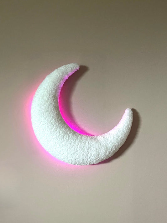 Veilleuse murale pour enfant en forme de croissant de lune en tissu bouclé blanc cassé texturé, diffusant une lumière douce en arrière-plan