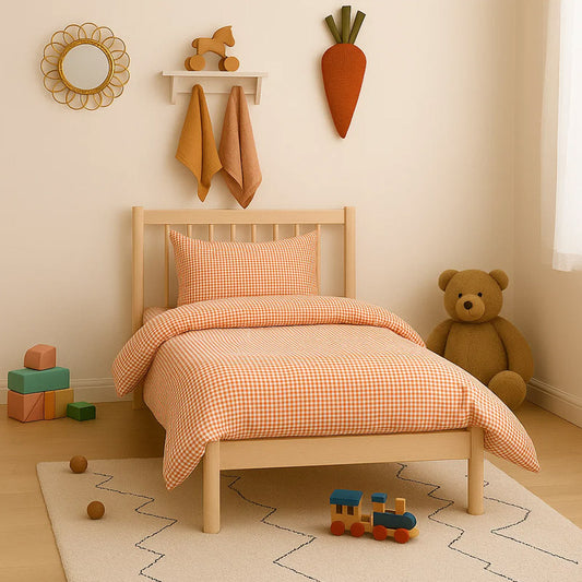 Housse de couette pour lit d'enfant en coton biologique de couleur vichy rouge et blanc, pliée de manière élégante. coton bio vichy papate