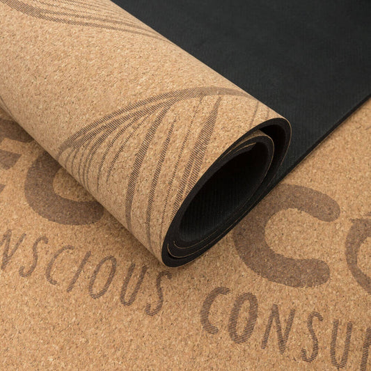 Tapis de yoga professionnel en liège naturel antidérapant posé sur une surface en caoutchouc brut, idéal pour le yoga et le pilates