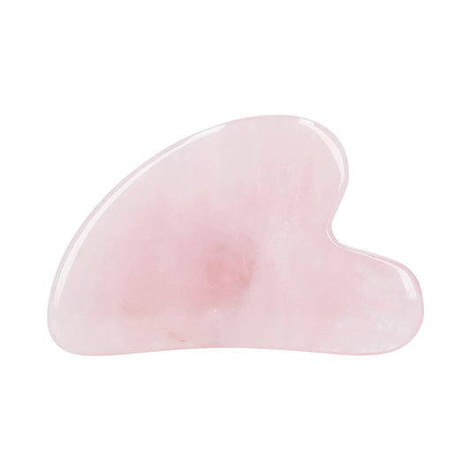 Pierre de massage Gua Sha traditionnelle en forme de cœur, taillée dans du quartz rose naturel pour le soin du visage avec sa housse de transport.