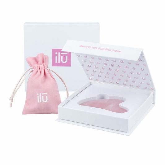 Pierre de massage Gua Sha traditionnelle en forme de cœur, taillée dans du quartz rose naturel pour le soin du visage avec sa housse de transport.