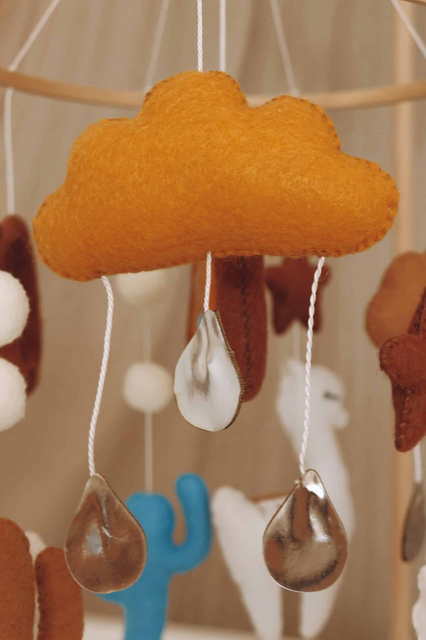 nuage ocre en feutrine vu de près