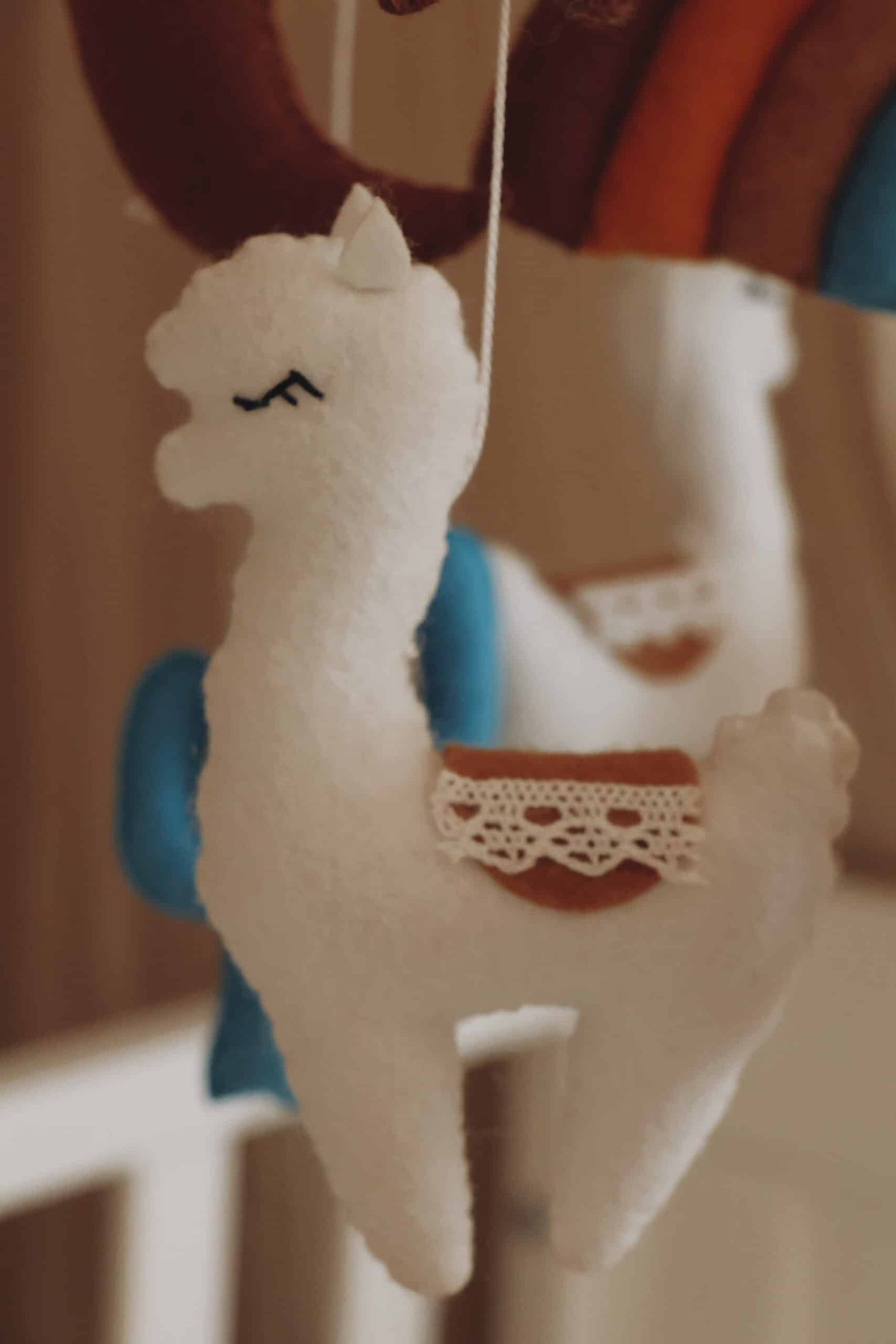 lama blanc en feutrine vu de près