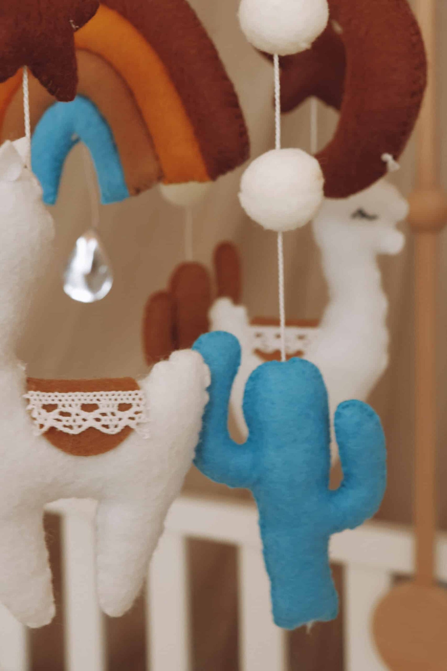 lama blanc et cactus bleu en feutrine vu de près