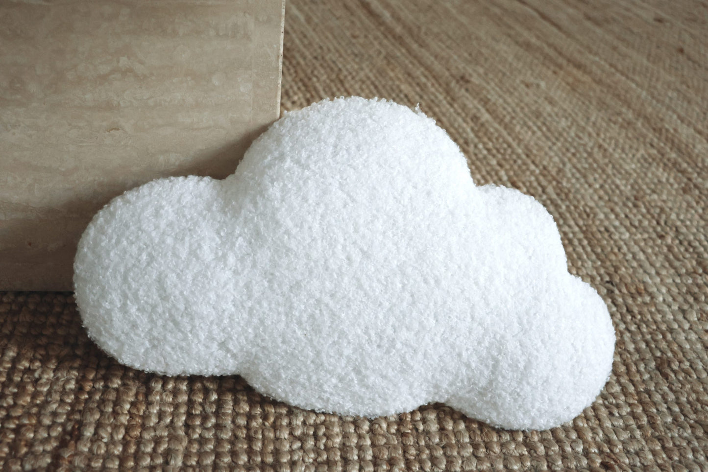 nuage blanc confectionné en tissu bouclé doux et chaleureux.
