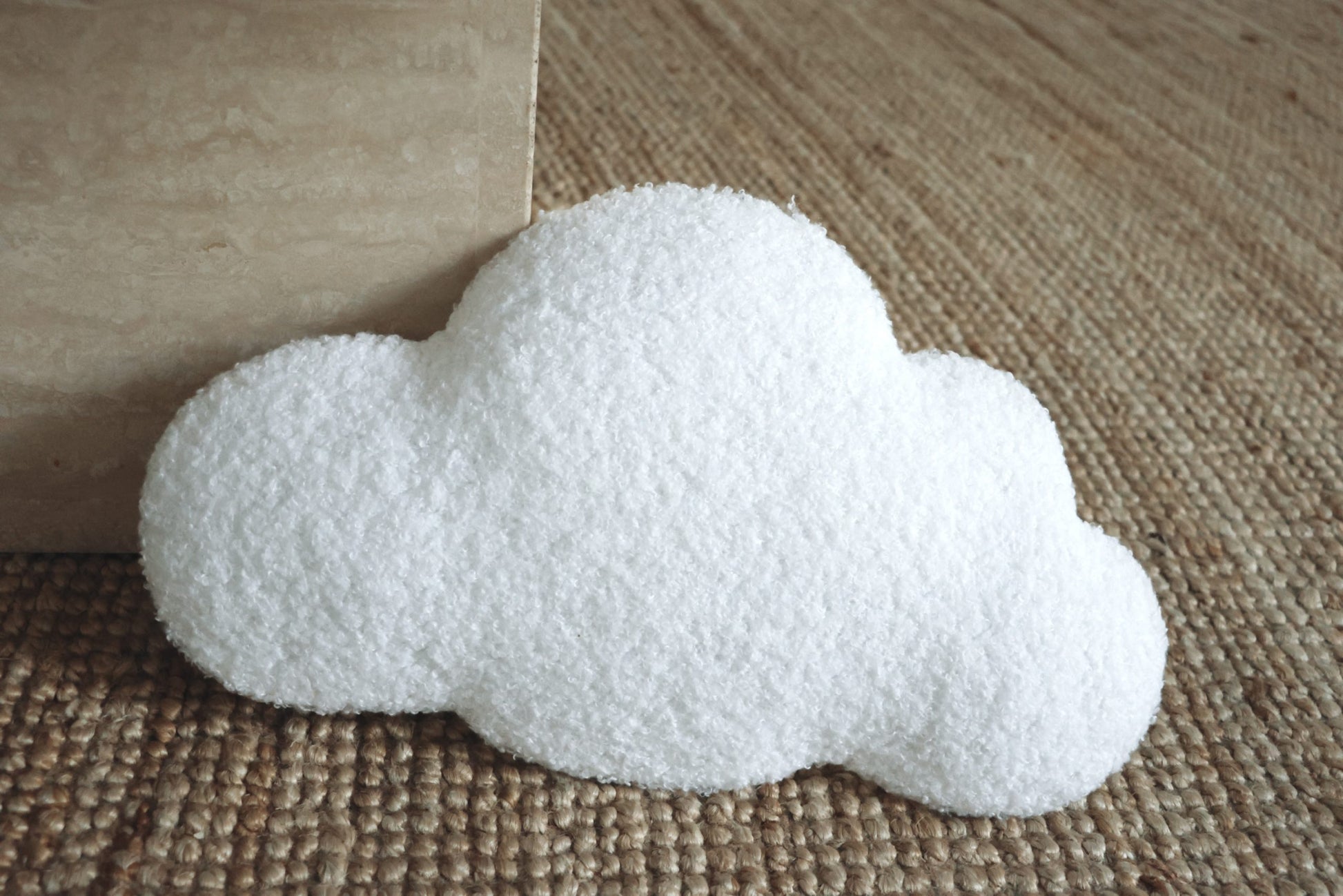 nuage blanc confectionné en tissu bouclé doux et chaleureux.