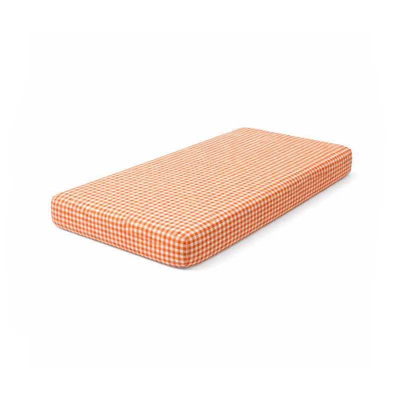 Drap housse pour lit de bébé en double gaze de coton biologique vichy, posé à plat et révélant sa texture gaufrée et douce. 60x120