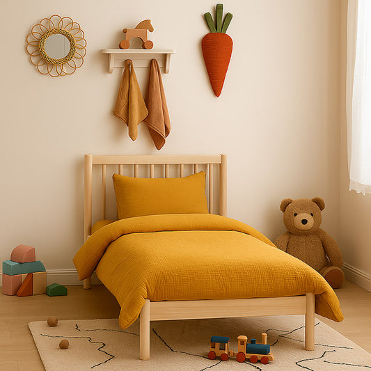 Housse de couette pour lit d'enfant en coton biologique de couleur honey, pliée de manière élégante. coton bihoney papate