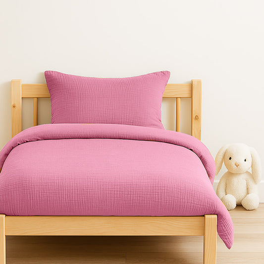 Housse de couette pour lit d'enfant en coton biologique de couleur rose, pliée de manière élégante. coton bio rose papate100x140