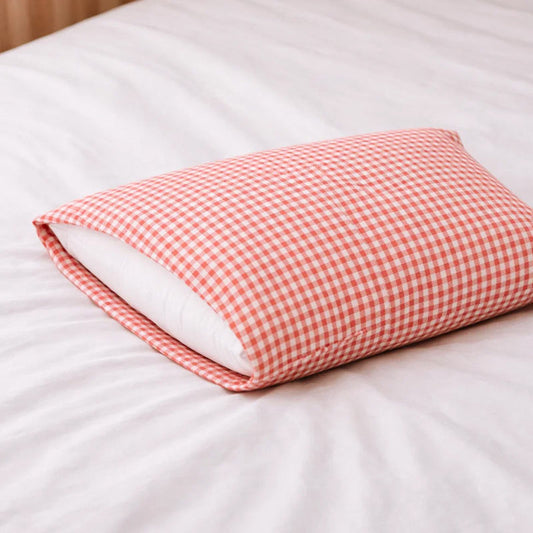 Taie d'oreiller en coton biologique avec un motif à carreaux vichy rouge et blanc