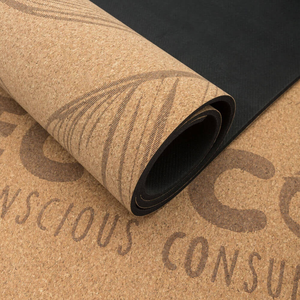 Tapis de yoga professionnel en liège naturel antidérapant posé sur une surface en caoutchouc brut, idéal pour le yoga et le pilates
