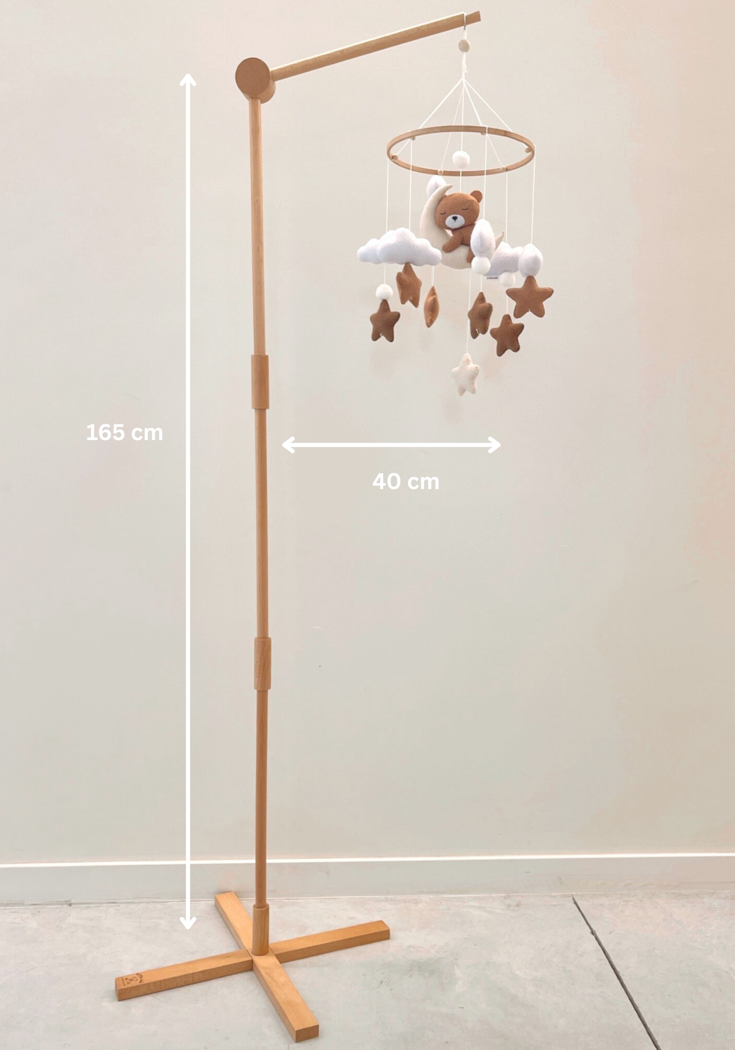 Potence ou bras de support universel en bois clair lisse, conçu pour suspendre un mobile au-dessus d'un lit pour bébé. Dimensions : 165cm de hauteur, 40cm de largeur pour le bras de support.